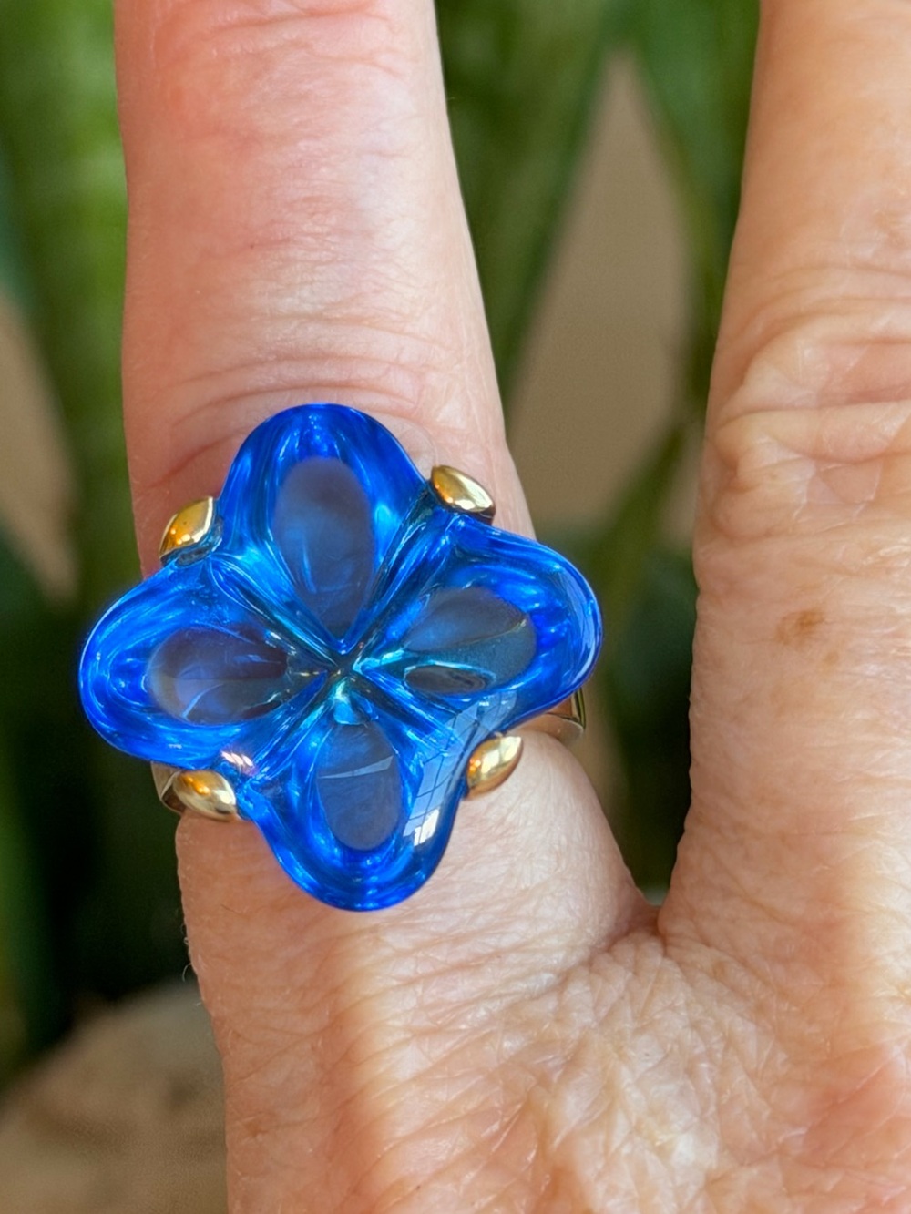 18k baccarat ring